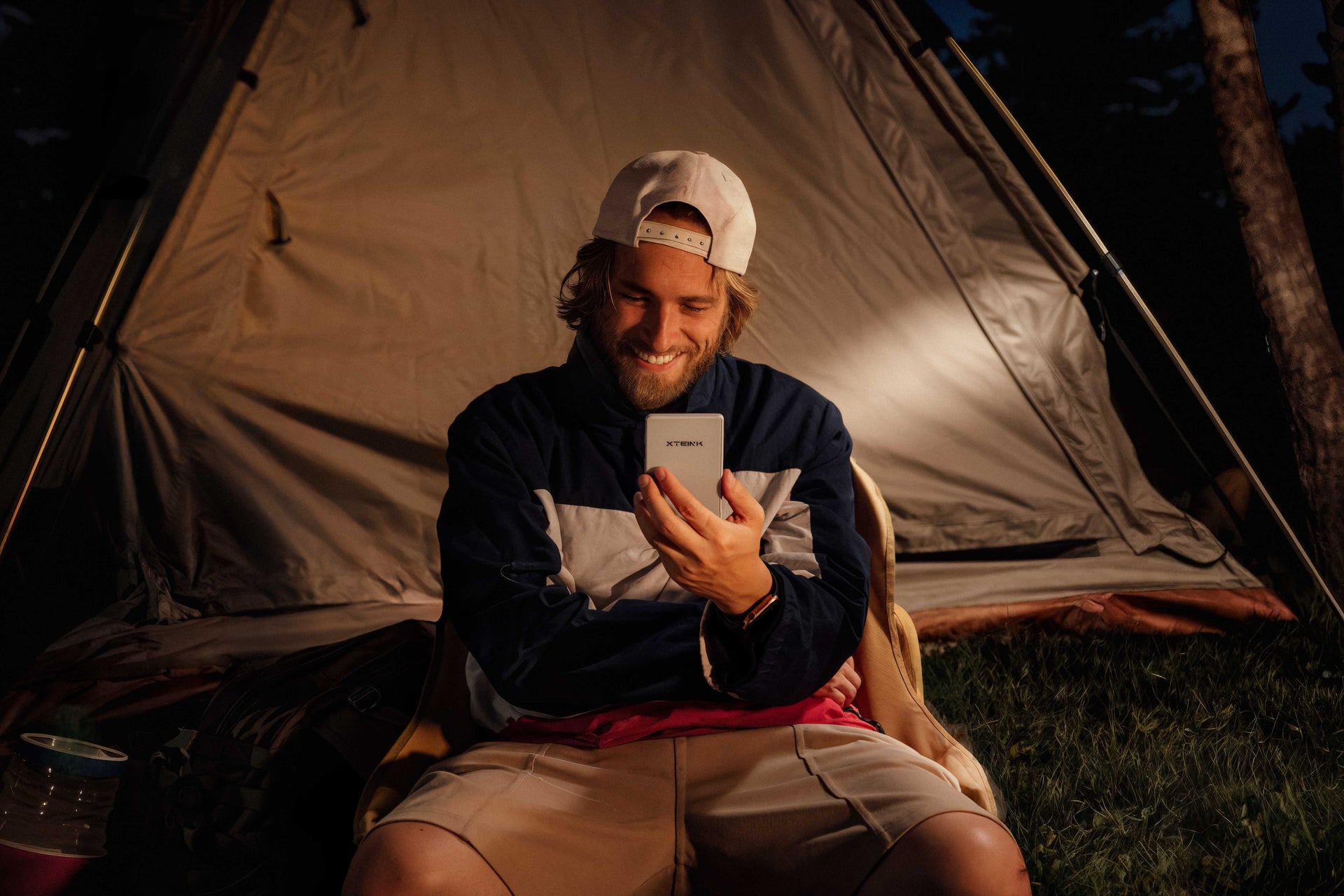 Đọc sách trong lều camping — sanctuary không chỉ ở phòng ngủ