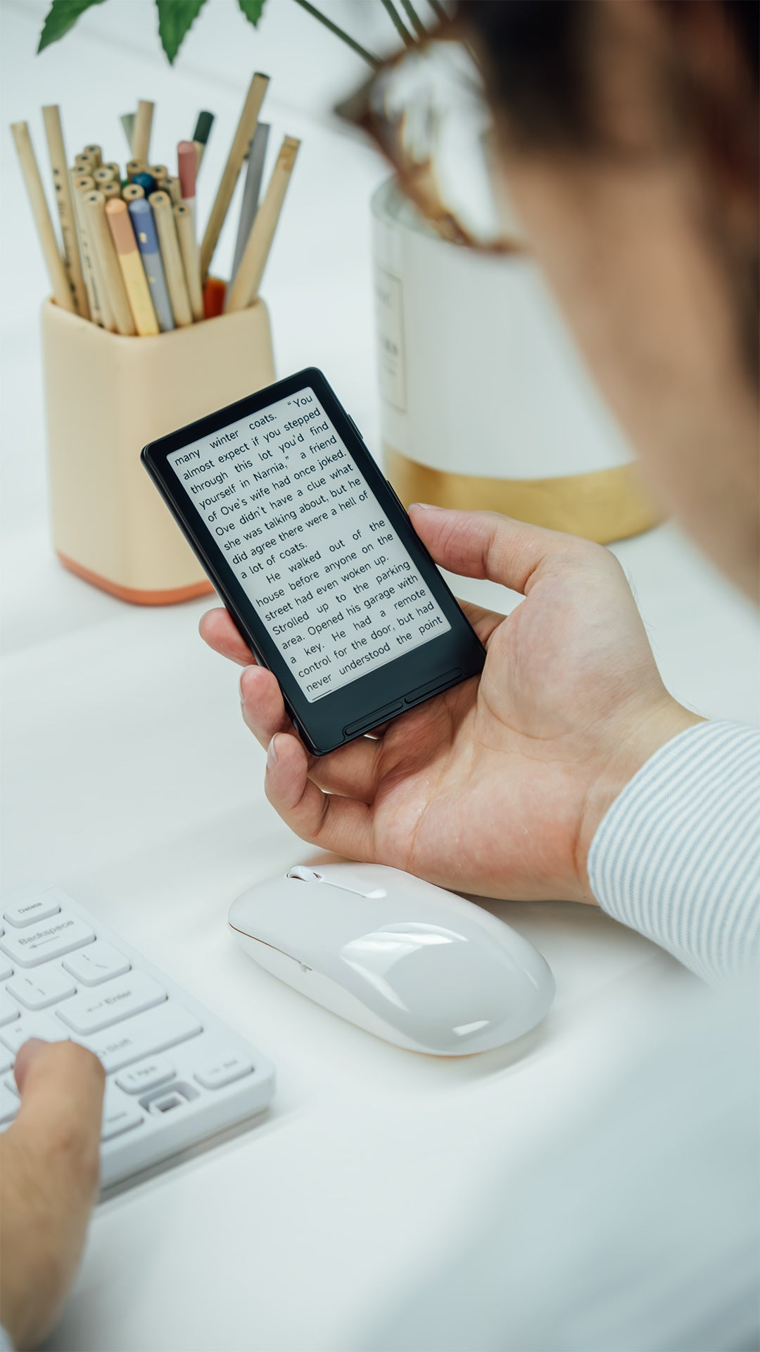 Giờ nghỉ trưa tại văn phòng — một khoảng lặng giữa ngày dài