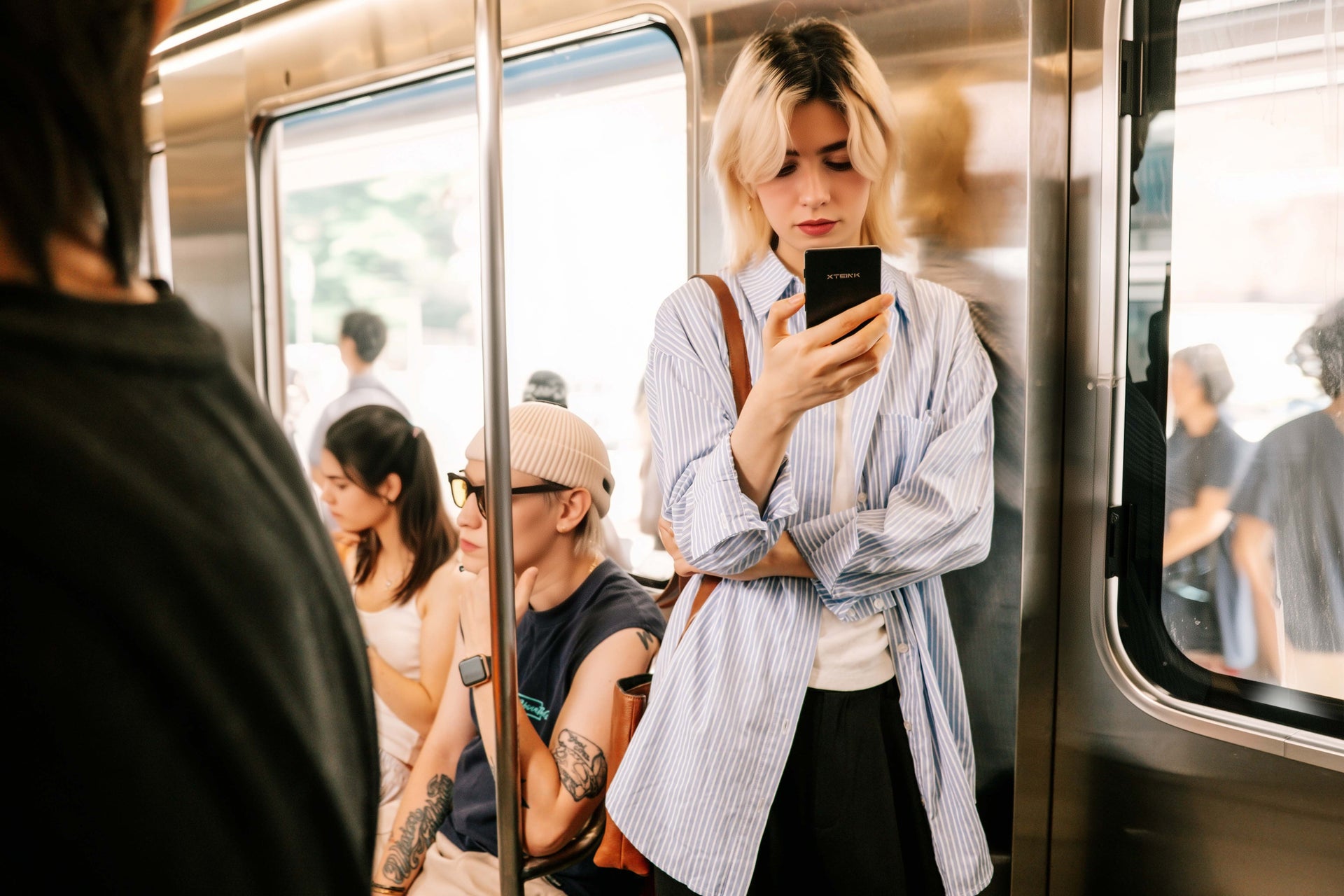 Đọc sách trên xe buýt với Xteink — thay vì lướt feed, mở một chương mới